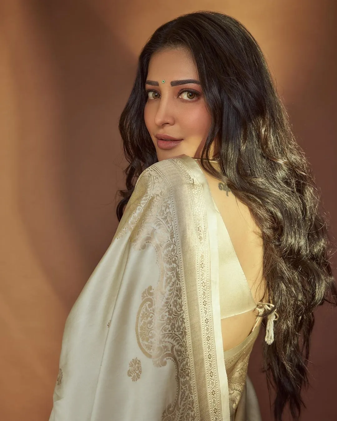 SOUTH INDIAN ACTRESS SHRUTI HAASAN IN WHITE SAREE 4